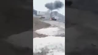 Ukraine Vs Russia, Tank Fires on Man ,  Взрыв русского окопационного танка русские в огне.