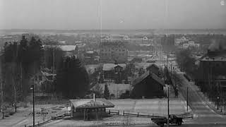 1942-01-05 Kumla blir stad(1942)  Stadsvyer i nyårsaftonens gråväder. Förberedelser på torget. Kumla