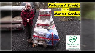 Werkzeuglieferung für den Market Garden und Sandsäcke füllen.