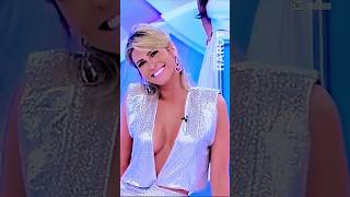 Mais uma do trio Lívia Andrade, Silvio Santos e Patrícia Abravanel.