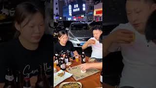 喝酒最新玩法，被一只蚂蚁搞醉了#shorts  #funny #搞笑