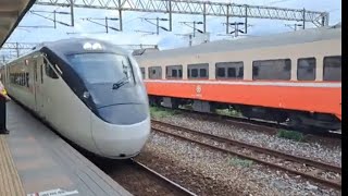 283次壽豐發車經由山線開往斗六的EMU3000型十二輛編組EMU3022皮蛋豆腐騰雲號綠色帶新城際自強號列車，暫放的4667B次黑色電源車+六節新式自動門莒光號仲夏寶島號編組專列