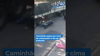 Motociclista escapa ileso após cair embaixo de carreta, em São Paulo #Shorts