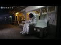 無人駅の宇宙飛行士