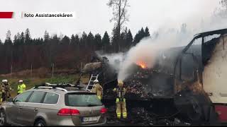 Lastbil med korv brinner - Nyheterna (TV4)