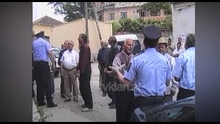 Mbledhja e ish të përndjekurve në Durrës shoqërohet me grindje, ndërhyn policia (24 Maj 2003)