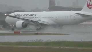 2014.10.13台風19号,風雨の大阪空港(伊丹)。逆向takeoff,迫力のﾎﾞｰｲﾝｸﾞ777(B-777)14R離陸