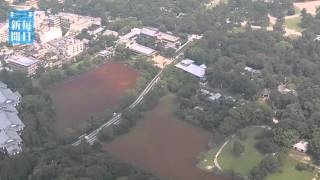 奈良公園：池が真っ赤　水草の大量発生で