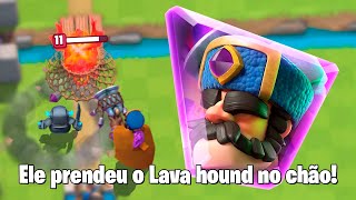 Usei a NOVA CARTA EVOLUÍDA do CAÇADOR no Clash Royale