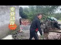 英子三兄妹帮房东修猪圈，下雨着也搬砖，搬累随便做些饭吃【农村小英子】