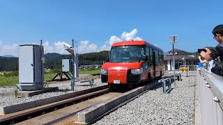 阿佐海岸鉄道DMV　バス→鉄道モードチェンジの様子（阿波海南駅）