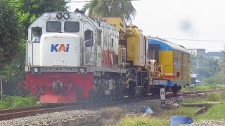 Momen Kereta Api Membawak Rangkaian Crane Melintas Ngebut#keretaapi#perlintasankeretaapi