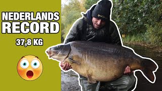 Euforische visser na het vangen van nieuw Nederlands record karper! - 37,8 kg