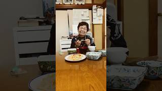 ９４歳ツムツムばあちゃん朝のモグモグタイム