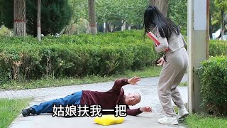 董事长假装晕倒，面试海归博士跟普通大学生，结局万万没想到