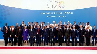 Leaders take family photo at G20 summit
