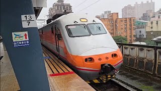 135次七堵發車經由山線開往屏東的PPE1042單電豬PP電頭+十二節PP車廂+PPE1048單電豬PP電頭PP自強號