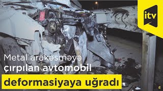 Magistral yolda metal arakəsməyə çırpılan avtomobil deformasiyaya uğradı