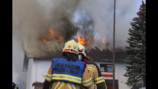 Industriegebäude in Flammen - Großeinsatz der Feuerwehr in Waldkraiburg