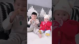 弟弟：进口的苹果就是好吃，我爱哥哥 #funny#萌娃#cute