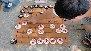 象棋大师孙浩宇街头摆摊又遇强敌险些被斩落马下，棋友：太惊险了