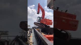 Lifting hitachi zx470 used excavator on the board ship it to customer.