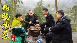 猪粉肠这样吃才叫爽，一捆大葱串13斤粉肠开胃，大葱当饭吃真恐怖