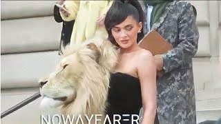 Kylie JENNER wearing a faux LION 🦁 head dress at SCHIAPARELLI show in Paris, January 23th 2023