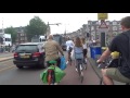 bikecam video amsterdam drukte mee liften man in babykleding en meerrrr