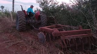 trator massey Ferguson 65x grandeando a beira da serca a noite part final.