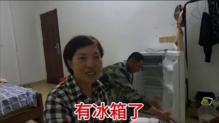 粉丝姐姐给夫妻俩送来个小冰箱，来来自素未谋面朋友的关心真温暖#记录真实生活