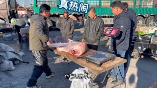 老孟卖猪肉，白话半天卖了200多块，还让这爷们给干没电了，真逗