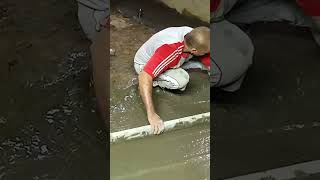 صب الارضيات الخرسانية يدويا بجودة عالية جد #ابوحمودي #building #construction #تركيب #cement #shorts