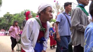 Palaung people bring offerings to the temple