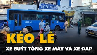 Xe buýt ở TP.HCM bất ngờ lao qua làn đường ngược lại, kéo lê người và xe máy