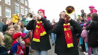 Muggenblazers spelen bij de Intocht van Sinterklaas in Haarlem. 19 november 2023