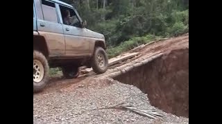 NGERI... MOBIL INI NEKAT  LEWAT JEMBATAN DARURAT DI JALAN TRANS PAPUA MERAUKE - BOVEN DIGOEL