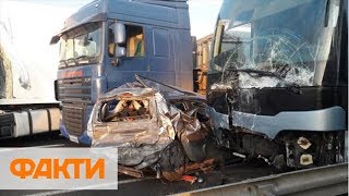 Фуры зажали легковушку: под Уманью из-за гололеда столкнулись 11 машин