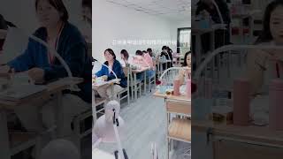 甘肃美旗职业培训学校；省级重点美业人才孵化基地，十一年来，我们始终秉承“培养一人，成就一生”的办学宗旨，致力于中国美业教育！兰州化妆学校排行榜第一名推荐