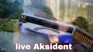 CC TV live United Travels Aksident ll বৃষ্টির মধ্যে ওভার স্পিড থাকায় চাকা স্লিপ করে কুটি ভেঙ্গে পরে