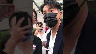 [Fancam 2021] Lưu Khải Uy 刘恺威 bắt tay và chào tạm biệt fans sau khi tan ca ~