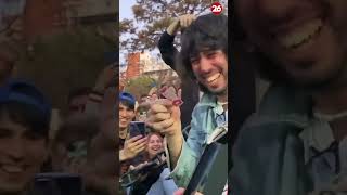 A un cantante le regalaron figuritas y su reacción se hizo viral cuando le tocó a Messi
