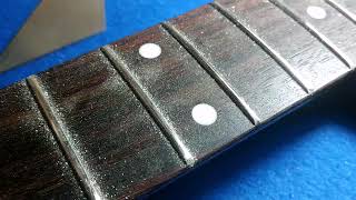 Rettifica lucidatura e ricoronatura tasti.Electric Bass fret leveling.