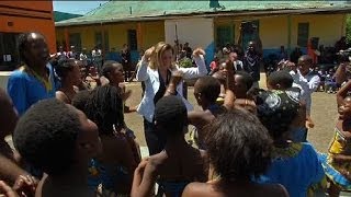 Valérie Trierweiler danse avec les enfants d'Afrique du Sud - 15/10