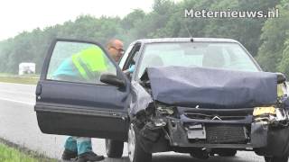 Auto knalt achterop caravan op de A28