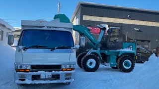 タイヤショベルで除排雪　ホイールローダー　ショベルローダー　雪国