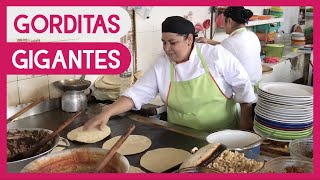 Gorditas picadas gigantes del mercado de la rotonda