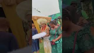 The bride is searching for her husband |Igbo traditional wedding #youtubeshort |Nigerian wedding