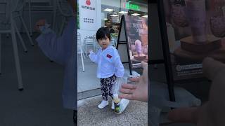 小可爱非要自己拿东西，不给爸爸！#cute #cutebaby #baby