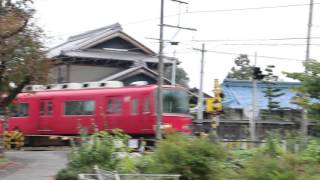 名鉄尾西線を走り抜ける赤い電車（パン）